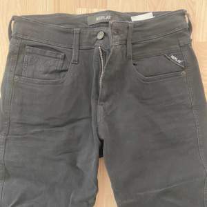 Säljer dessa trendiga replay anbass jeans i storlek 29:32!🔥 Skick-8,5/10 Nypris-1600 Mitt pris-550💸🙌 Tvecka inte om att ställa frågor!🤝