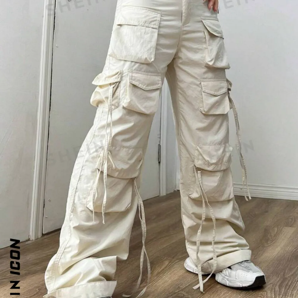 Ett par ljusa byxor som vara provats på en gång, på bilden ser byxorna vita ut men i verkligheten är dom lite mer vit/beige. Byxorna är väldigt tunna och skulle rekommendera till sommaren.. Jeans & Byxor.