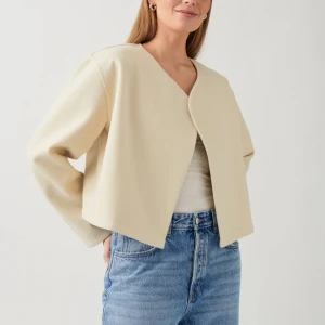 Beige jacka - Kort beige vårjacka från Gina Tricot i storlek S. Helt ny, prislappen finns kvar. Skriv gärna för egna bilder!💗