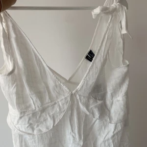 Klänning från vero Moda🤍 - Klänning från vero moda🤍 aldrig använd lapp kvar, skulle säga att den passar M också 