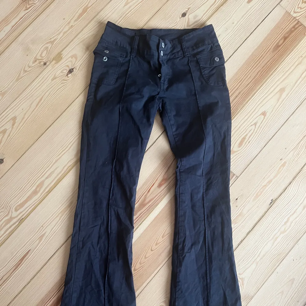 Säljer dessa superfina lågmidjade byxor från Brandy Melville i storlek S, skriv för fler bilder💕. Jeans & Byxor.
