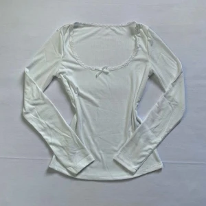 Tröja med spets  - Coquette tröja med spets skriv för mer detaljer🩷 provat bara💕 o inga defekter 💕