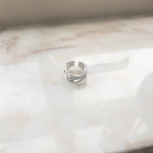 Ring från Yomie💕 - Yomie har fina kvalitativa prisvärda ringar som endast kostar 119kr 💕 Alla är vattentäta och gjorda av rostfritt stål 💛 Ringarna orsakar alltså inga utslag 💕Denna ring är justerbar & i färgen silver 💛 För fler frågor/bilder skicka ett meddelande💕