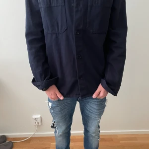 Arket overshirt  - Snygg overshirt perfekt till sommarn, inga skador med fint skick. Hör av er vid funderingar👊.