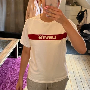 Levis T-shirt  - Fin Levis T-shirt i fint skick, strl: Xs men ganska stor i storleken 