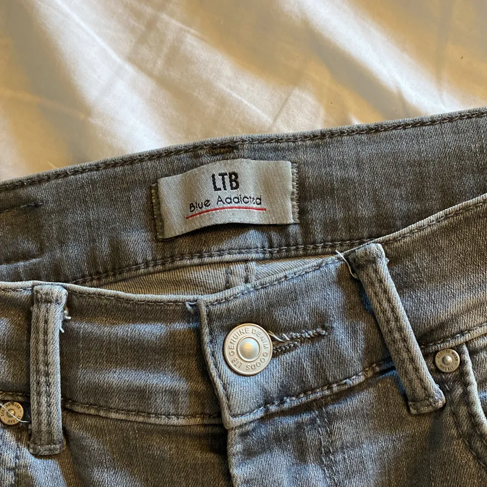 Säljer nu mina fina ltb jeans pga att dom inte har kommit till användning. Dom är i perfekt skick💕💕Oklart vilken modell men dom är bootcut o lowwaist iaf💞💞. Jeans & Byxor.