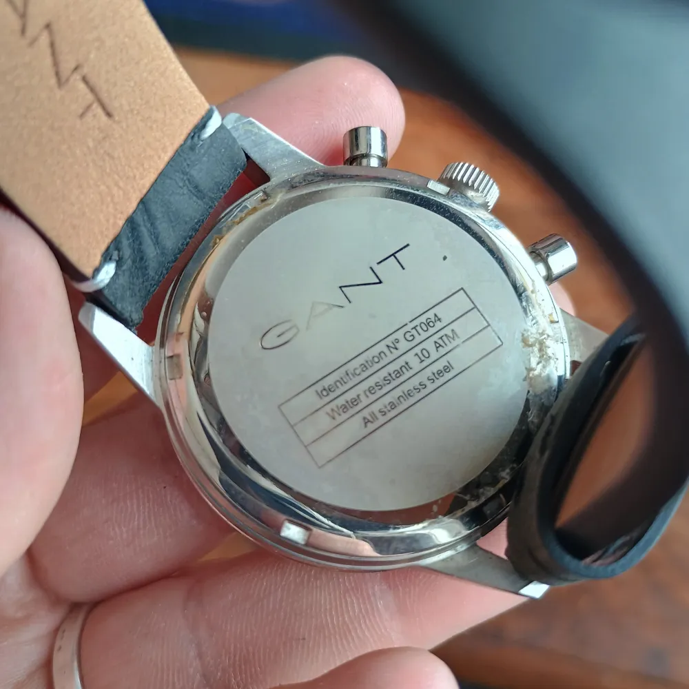 Använd mycket lite  Plasten under klockan är kvar. Armbandet e mycket fint. Accessoarer.