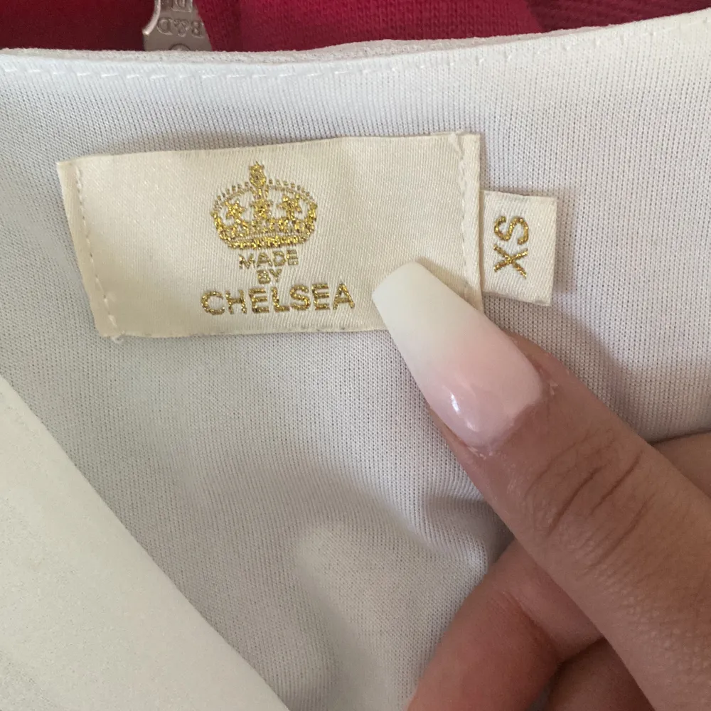 Jättesöt Chelsea klänning, köpt för runt 800. Inga defekter och ser ut som ny 🩷perfekt för skolavslutning eller liknande 💗💗står XS på lappen men sitter mer som en S/M skriv privat för bilder på 😊. Klänningar.