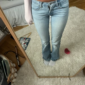 Jeans  - Säljer mina favorit ljus blåa jeans som tyvärr blivit försmå💔De har en jätte fin passform och är bootcut. De har en slitning i rumpan som är fixad med en klistrad jeanslapp och lagningen är mycket bra. Jeansstorlek står ej men skulle tro runt 32-34