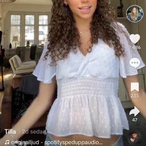 Vit blus - Vit blus med volang, inte mina bilder🤗