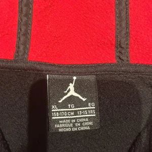 Air jordan kofta, röd och svart - Inte i bästa skick men den har inga fläckar eller är sönder.