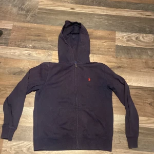 Polo Ralph Lauren zip - Säljer nu denna zip hoodie pga att den är för liten.  Skick 8/10, Mitt pris 325. Nypris 1000🔥