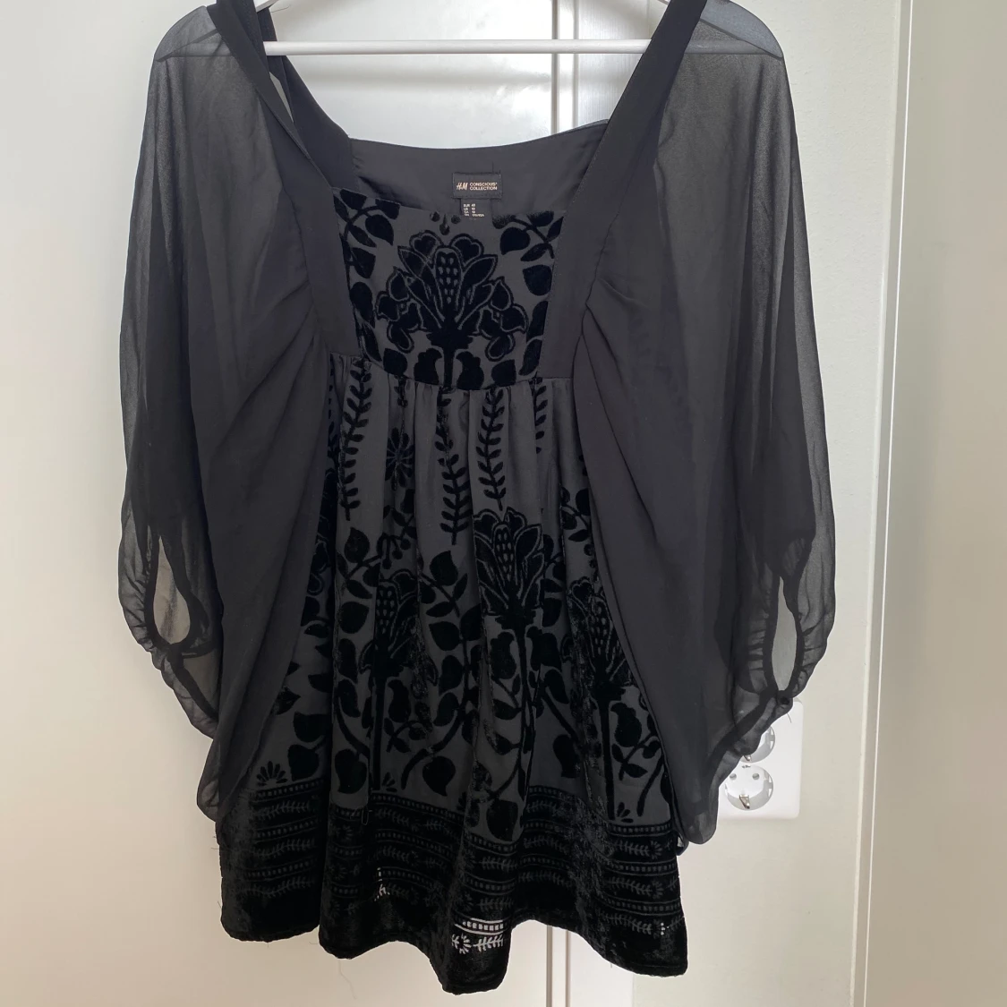 Svart blus med detaljer - 93