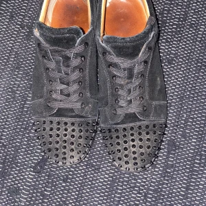 Christian Louboutin svart -    Jag säljer ju mina svarta Louboutins i färgen svart (ser exakt likadan ut bara lite slitnare) 😉inga defekter övrigt mer än att sulan har börjat slitnas lite men kom pm för frågor och bilder. Inget Og tillkommer (osäker på äktheten)