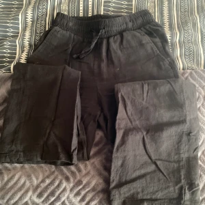 Svarta linne byxor  -  Säljer svarta linnebyxor som inte passar mig längre, som aldrig används. De har använt ca 3/4 gånger Priset kan även diskuteras Obs frakten betalar kunden 