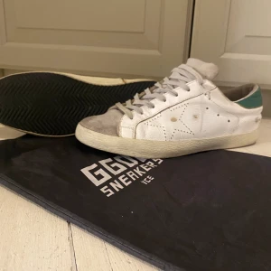 Golden goose  - Säljer nu ett par as feta golden goose som är perfekta nu till våren och sommaren🙌 storlek 41 men passar också som 42! Det är en skit snygg unik färg med mocka i mitten💯om du har några funderingar tveka inte att skriva. TAR RIMLIGA BYTEN!📩
