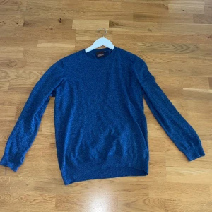 Oscar Jacobsson - Säljer Oscar Jacobsson tröja. Shick 9/10. Typ som ny alltså. Säljer för det inte är min stil riktigt. Kvitto medföljer. Skriv vid funderingar.
