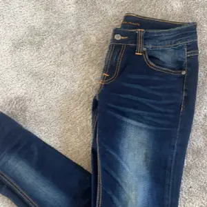 Säljer dessa nudie jeans väldigt bra skick. Storleken W28 L30