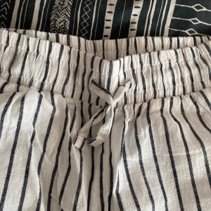 Linnebyxor radiga  -  Säljer randiga linnebyxor som aldrig har kommit till används och som har blivit för små. Priset kan även diskuteras Obs kunden betalar frakten