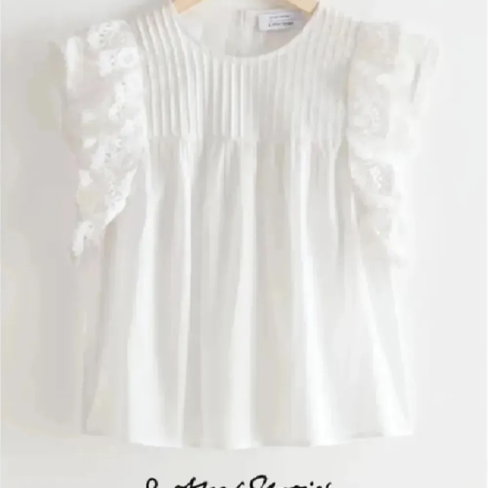 Säljer denna vita blus från & Other Stories👏🏼Den är använd väldigt sparsamt🥰. Blusar.
