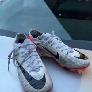 Nike mercurial vapor 14 Elite - Elite modellen, storlek 43, använd högst 1 månad, bra skick, köpt från Unisport pris går att diskutera 