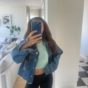 trendig denimjacka jeansjacka från Gina Tricot  - Super fin jeansjacka i ny skick! Använd fåtal gånger, perfekt inför vår och sommar😍 köpt på Gina Tricot för 499. Säljer pga har för många vårjackor🩷😄skriv för frågor 