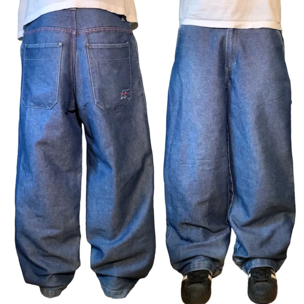 Steezo jeans i storlek W34. Är lite slitna längst ner. Jag på bilden är 180 cm. Mått: ytterbenslängd - 105 cm, midjemått - 41 cm, benöppning - 26 cm. Skriv för fler bilder och frågor!. Jeans & Byxor.
