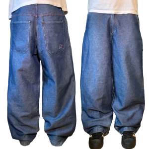 Steezo jeans i storlek W34. Är lite slitna längst ner. Jag på bilden är 180 cm. Mått: ytterbenslängd - 105 cm, midjemått - 41 cm, benöppning - 26 cm. Skriv för fler bilder och frågor!