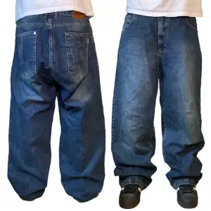 DNGRS jeans i storlek W34/L32. Jag på bilden är 180 cm. Mått: ytterbenslängd - 108 cm, midjemått - 44 cm, benöppning - 27 cm. Skriv för fler bilder och frågor!