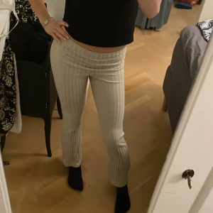 Mjukis byxor  - Beigea mjukis byxor. Passar någon 160 eller mindre