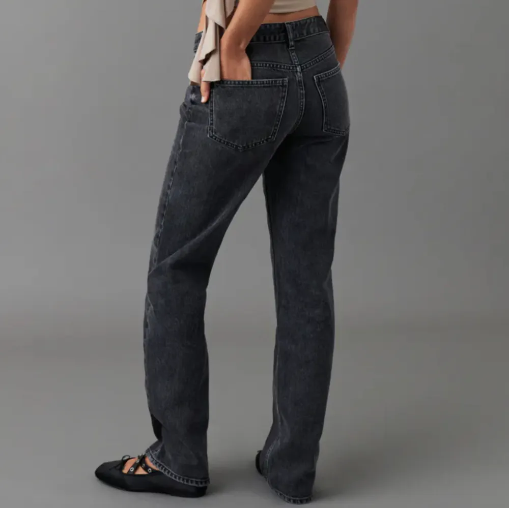 Svara jeans från Gina tricot som inte passar längre💝använda 1 gång, nypris 500 o pris kan diskuteras vid snabb affär🥰. Jeans & Byxor.