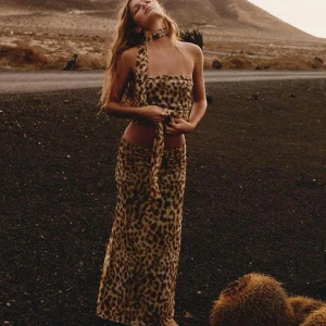 Kjol - Intressekoll på min fina leopard kjol🤎sitter jätte fint , och Aldrig använd , lapp kvar! Kan sälja vid bra bud. Passar allt från S-L då den är strechig . Slutsåld för tillfället🤎