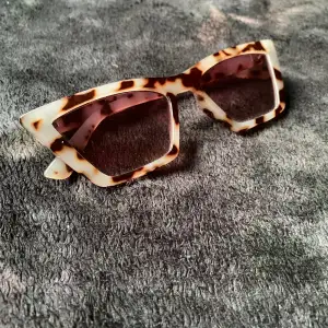 Solglasögonen är gjorda utav plast.😊