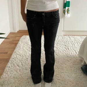 Zara jeans - Super snygga jeans från Zara som inte sitter så bra på mig! Fint skick men har något slitage vid benen 💗