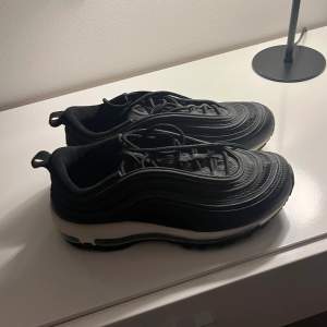Haffa dessa Nike Air 97 – använda bara en gång! Nästan nya, supercoola och bekväma skor.