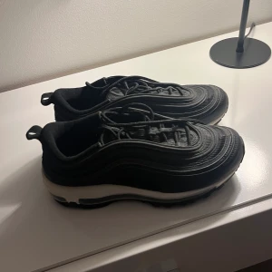 Nike air 97 - Haffa dessa Nike Air 97 – använda bara en gång! Nästan nya, supercoola och bekväma skor.
