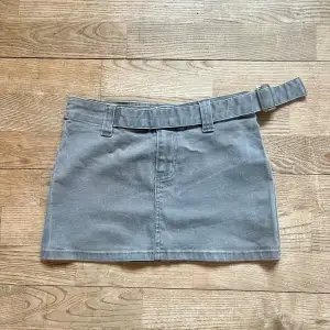Jättecool grå jeans kjol. Midjemått 34 cm rakt över, längd 30 cm. Köp via köp nu❤️