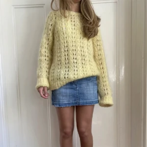 Stickad gul tröja gestuz  - INTRESSEKOLL! En gul tröja i mohair från gestuz som är väldigt eftertraktad och inte säljs längre. Nypris låg på runt 2000. Öppen för prisförslag 