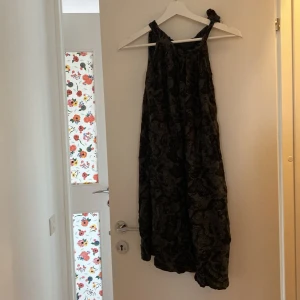 Klänning  - Luftig klänning, svart grå färg 