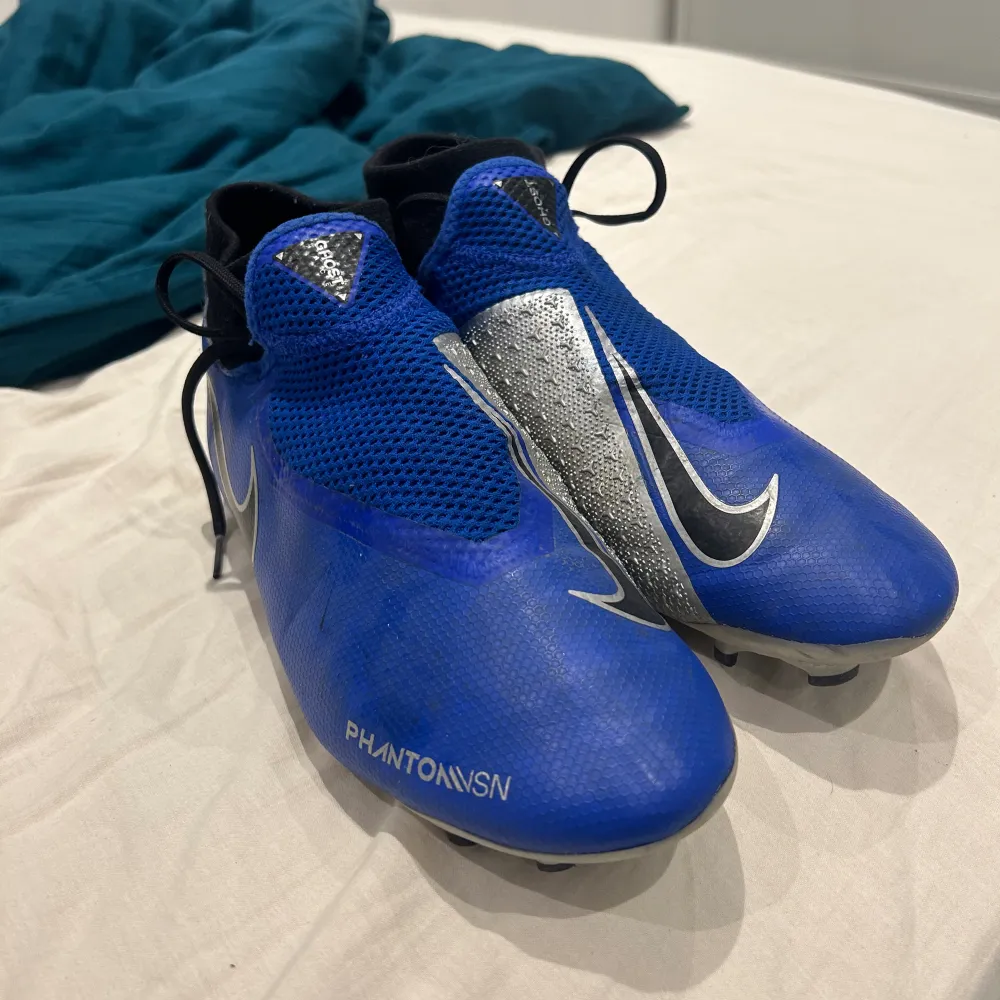 Nike phantom nvsn elite  Nyskick, Riktig fina skor aldrig använda för dem är för små.  Storlek 43, men passar även 42, 42,5  Bud från 500kr   Skicka pm för fler bilder. . Skor.