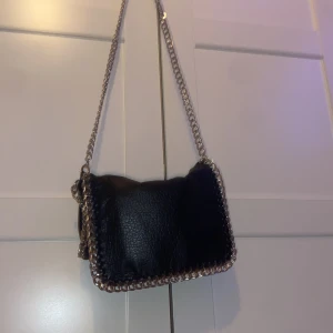 Tiamo väska - Säljer min jättesnygga tiamo väska då jag har köpt en annan liknande väska!❤️ finns några defekter inne i väskan men ingetin utanpå som syns! (Den har även ett fack på baksidan som syns på bild 3)💕💕