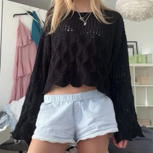 Svart cool tröja  - Sååå cool tröja med hålbroderier🖤🖤