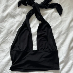 Halterneck Crop top - Enkel topp som man knyter i nacken, använd ett fåtal gånger.