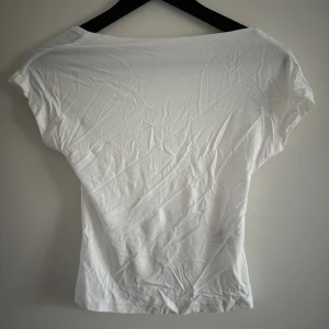 Vit t-shirt - Öppen rygg, bara testad