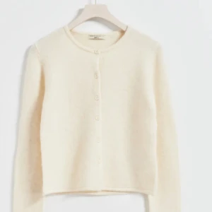 knitted cardigan - Jättefin o söt stickad vit cardigan från gina. Slutsåld online och i de flesta butikerna. Säljer för att det inte är min stil, den är heller inte så gammal köpte den för typ en månad sen. kan visa fler bilder privat.Köpt för 399kr. Använd 1-2 ggr 
