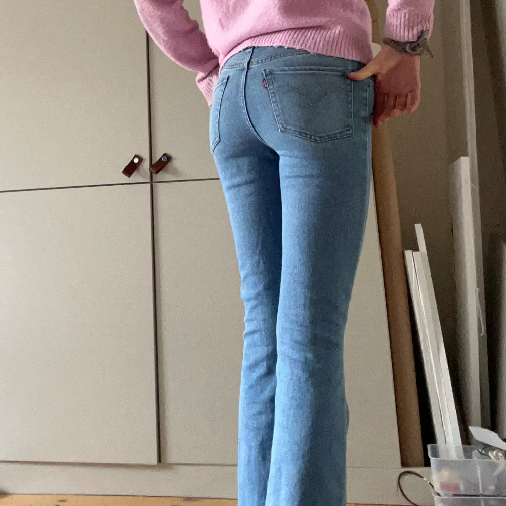 Snygga Bootcut jeans från Levis!💞 väldigt bra skick, otroligt sparsamt använda. Ny pris: 1299kr Innerbenslängd: 70cm Midjemått: 36cm (passar mig med 39)  Priset Kan sänkas vid snabb affär . Jeans & Byxor.