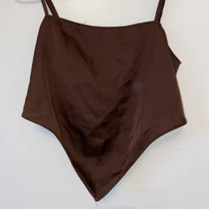 Topp? - Säljer denna fina toppen, den är nästan aldrig använd köpt på H&m  Storlek xxs. Har tyvärr ingen mer bild på den och kan tyvärr inte ta bild på den på💞