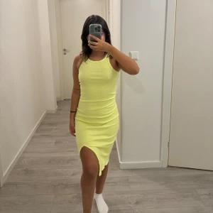 Sommarklänning  - Jätte fin gul sommarklänning. Endast använd några gånger. Storlek XS. Köpt på ginatricot. Lite ribbat material. 