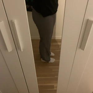 Gråa kostymbyxor - Kostymbyxor från MONKI. Storlek 38, knappt använda