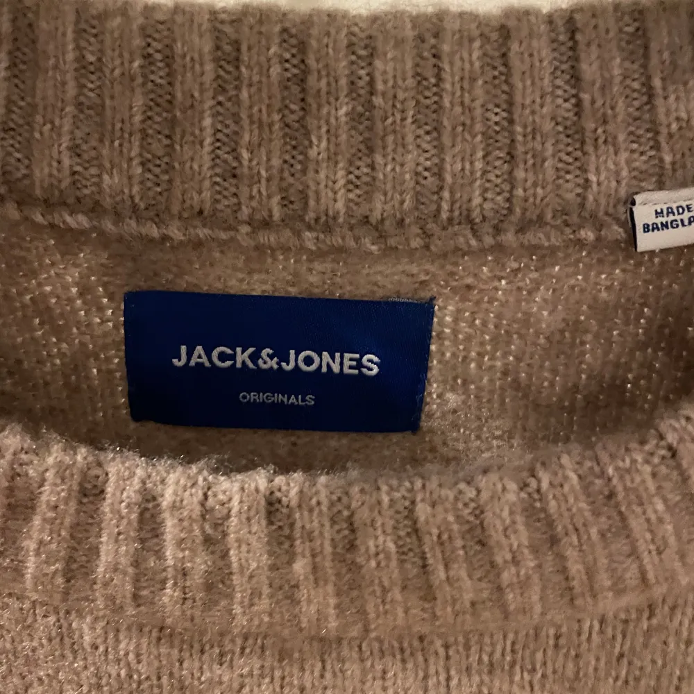 Tja, säljer min Jack&Jones tröja pga att den är för stor. Orkade inte lämna tillbaka den så den har aldrig används. Jag köpte den för 499kr men säljer den för 250kr.. Stickat.